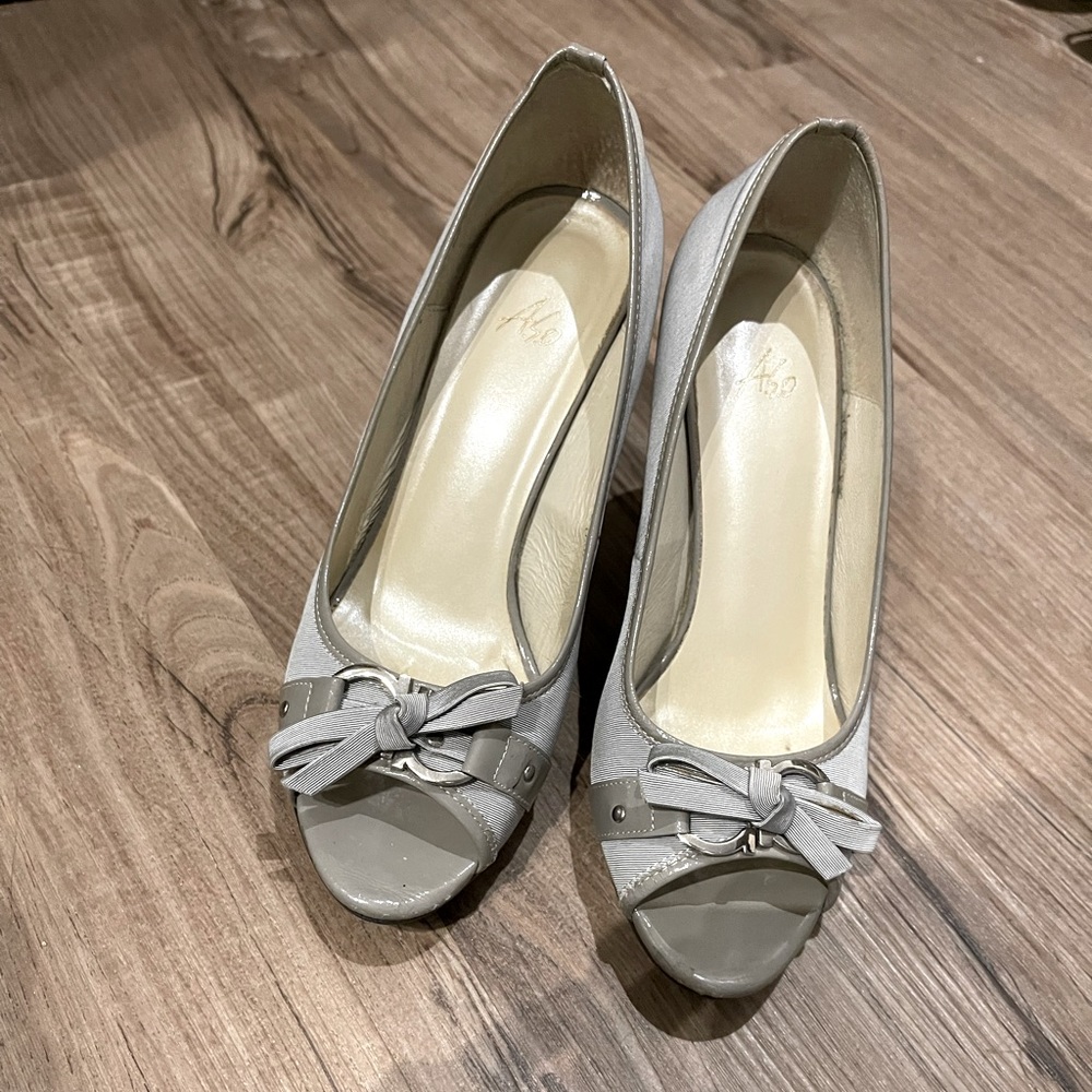 Grey taffeta leather trims open toe pumps